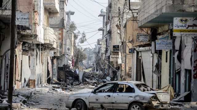 une-rue-dans-le-centre-de-la-ville-detruite-de-kobane-le-28-janvier-2015-en-syrie_5349481.jpg