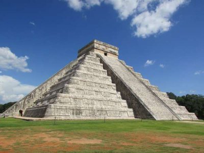 1200px-Piramide_Chichen-Itza_-_panoramio_(2).jpg